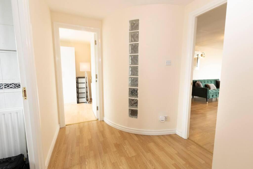 Stunning Views And City Side-Belfast City-2 Bedroom-5 Guests-Wifi & Parking Exterior photo